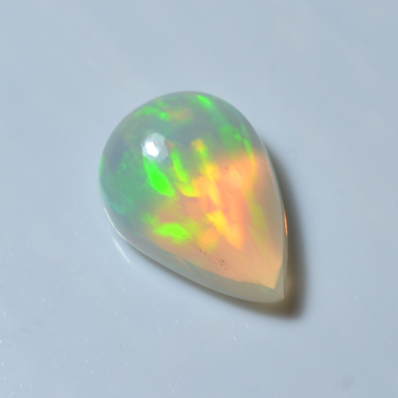 Pierre taillée Opale Cabochon Poire 2,50ct
