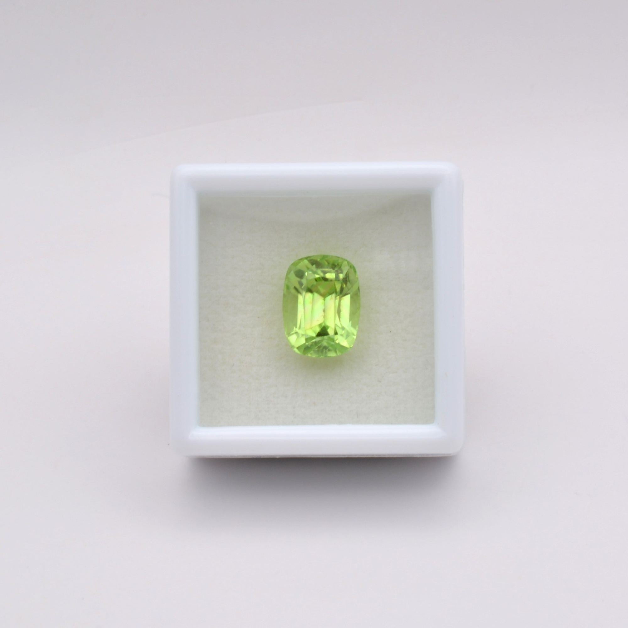 Pierre taillée Péridot Coussin Rectangle 4,10ct