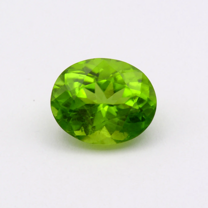 Péridot ovale 5,89ct vu de face