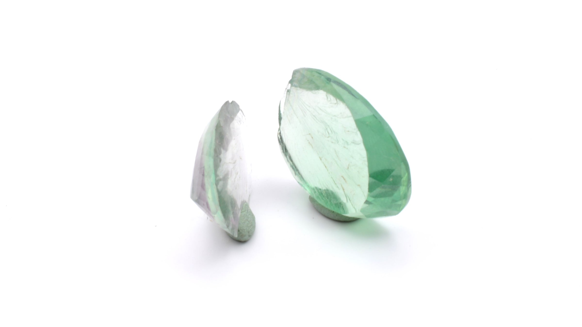 Fluorite taillée cassée sur plan de clivage