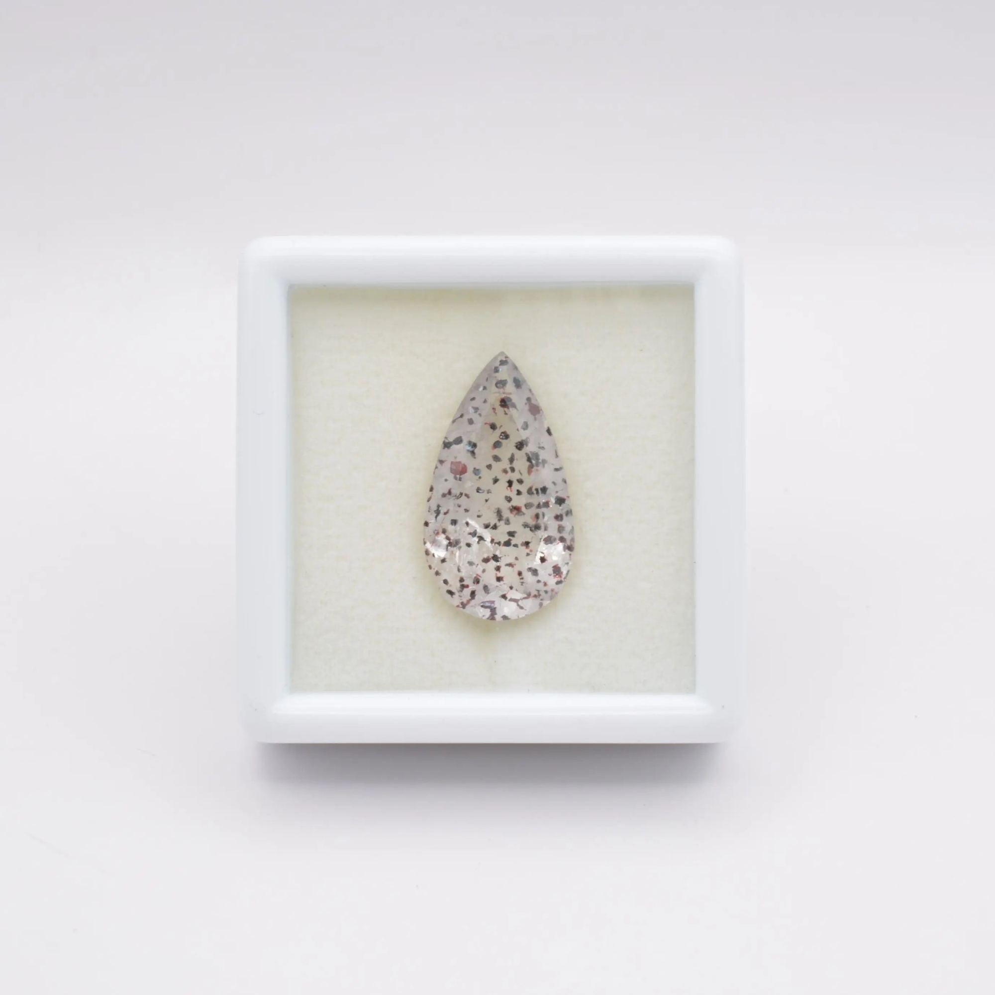 Pierre taillée Quartz à inclusions d'Hématite 9,19ct