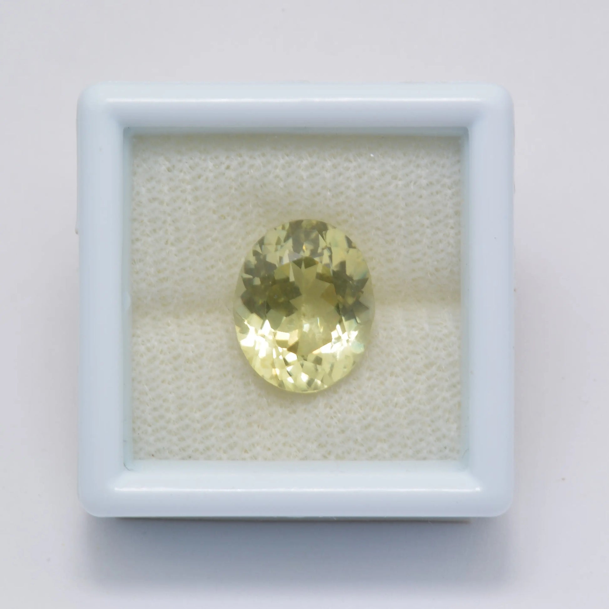 Pierre taillée Sillimanite Jaune Ovale 4,70 ct 