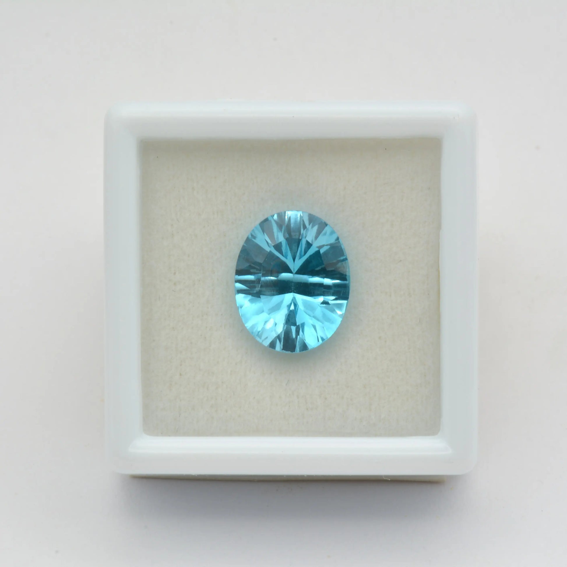 Pierre taillée Topaze Bleue Ovale 3,83 ct 