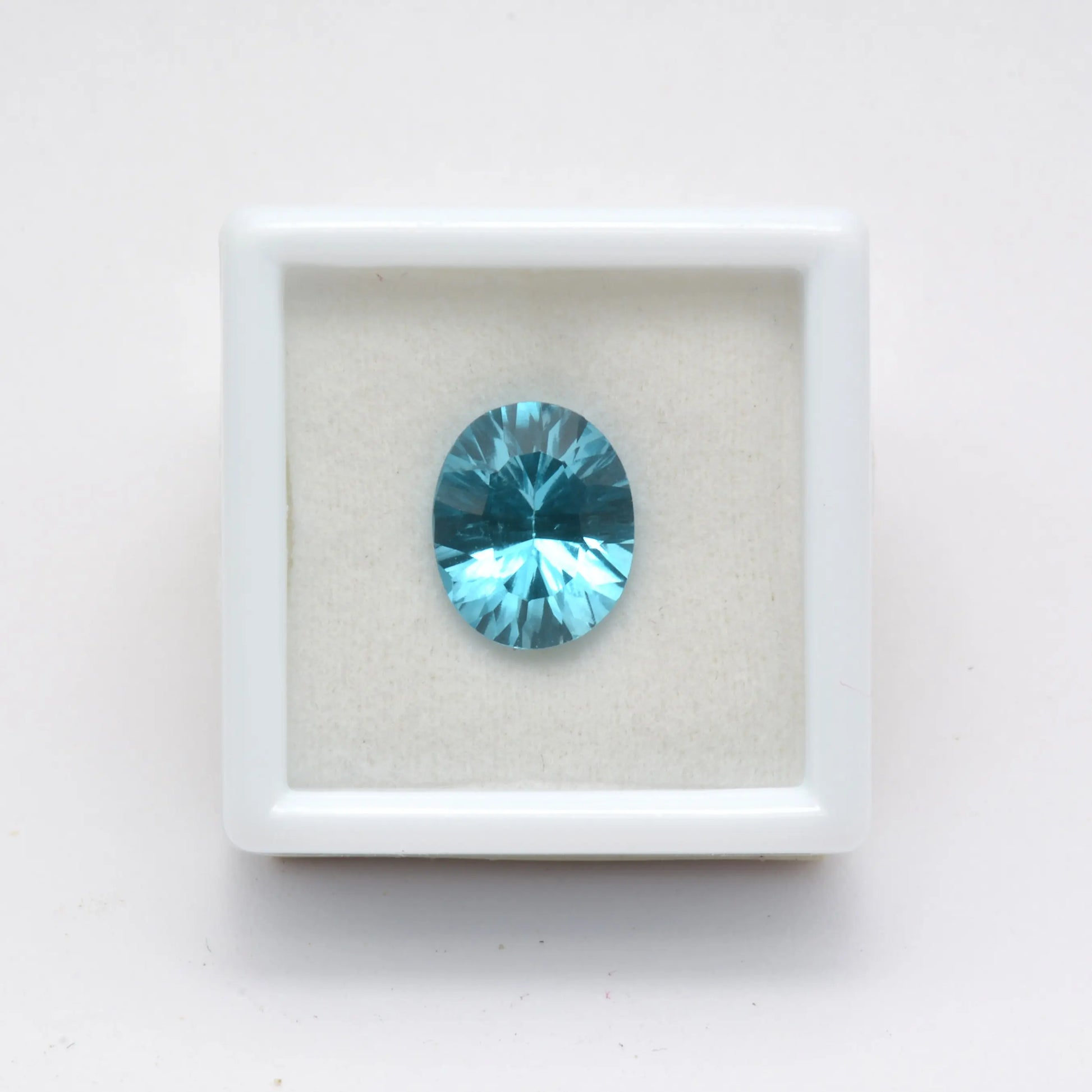 Pierre taillée Topaze Bleue Ovale 3,93ct 