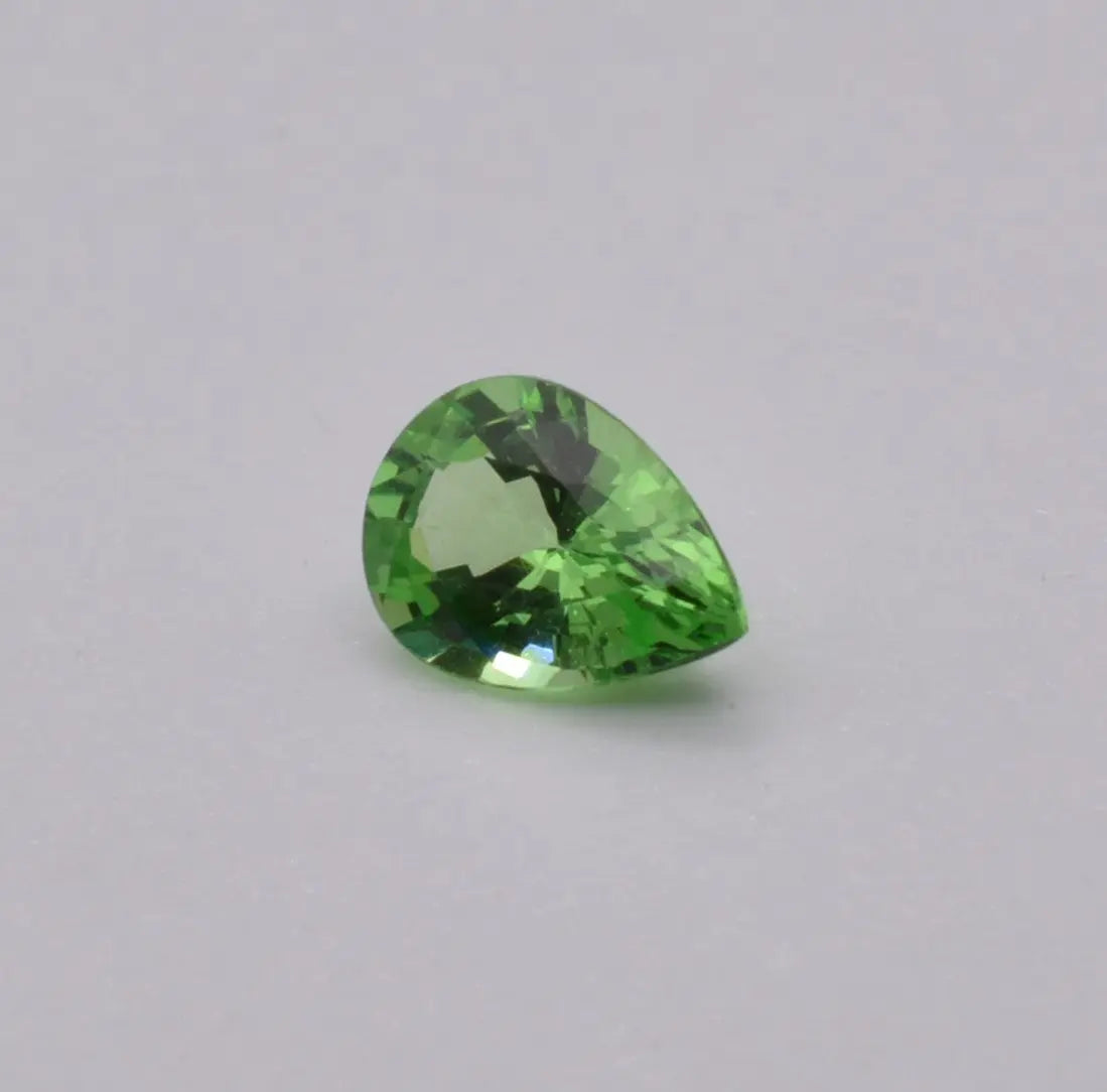 Pierre taillée Grenat Tsavorite Poire Vert 0,57ct