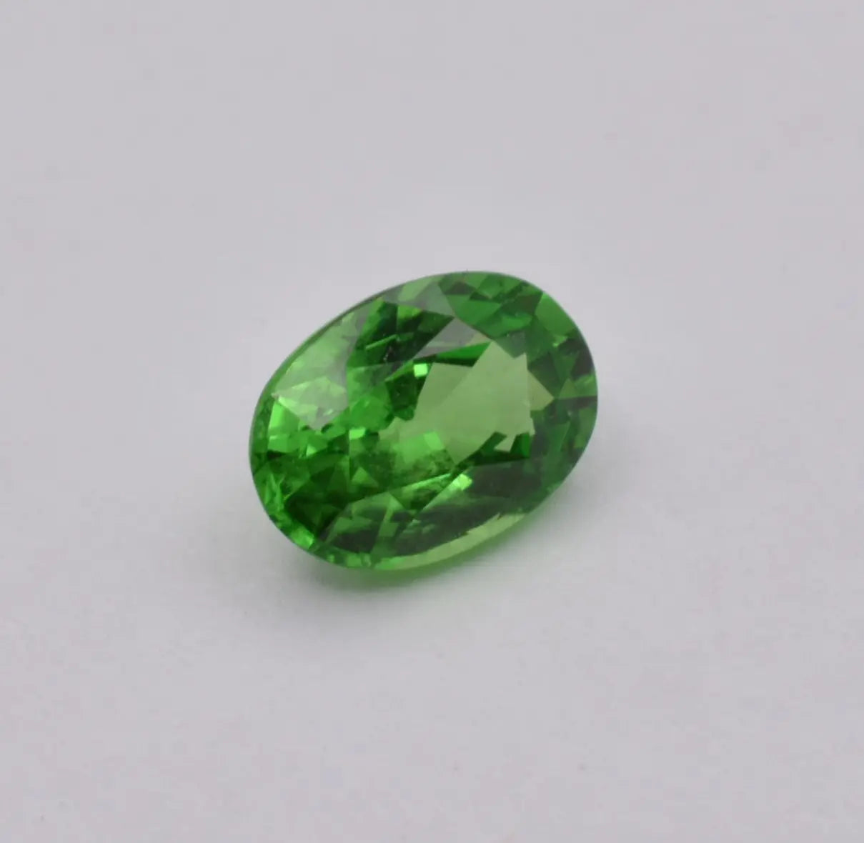 Pierre taillée Grenat Tsavorite Ovale Vert 0,77ct